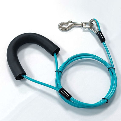 PVC প্রলিপ্ত কেবল পোষা প্রাণীর লিশ কুকুর টাই আউট স্টেক এবং 90 পাউন্ড পর্যন্ত ওজনের কুকুরের জন্য টাই আউট কেবল